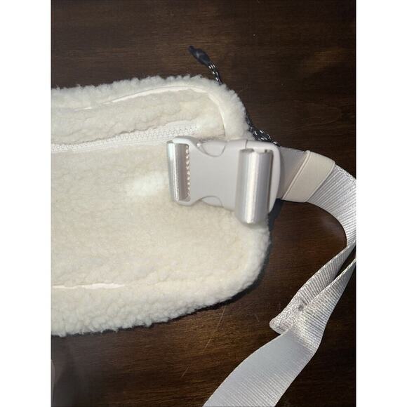 Fabletics Body Crossover Bag Unisex Textured Fleece - Picture 2 of 8